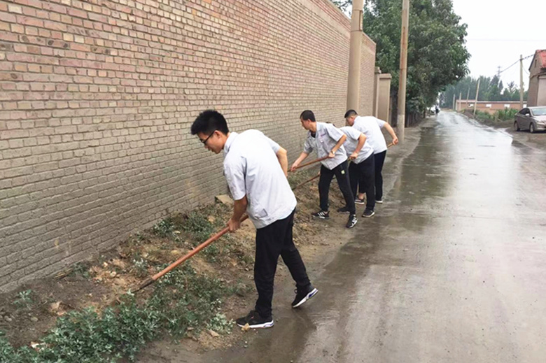 雨中清杂草