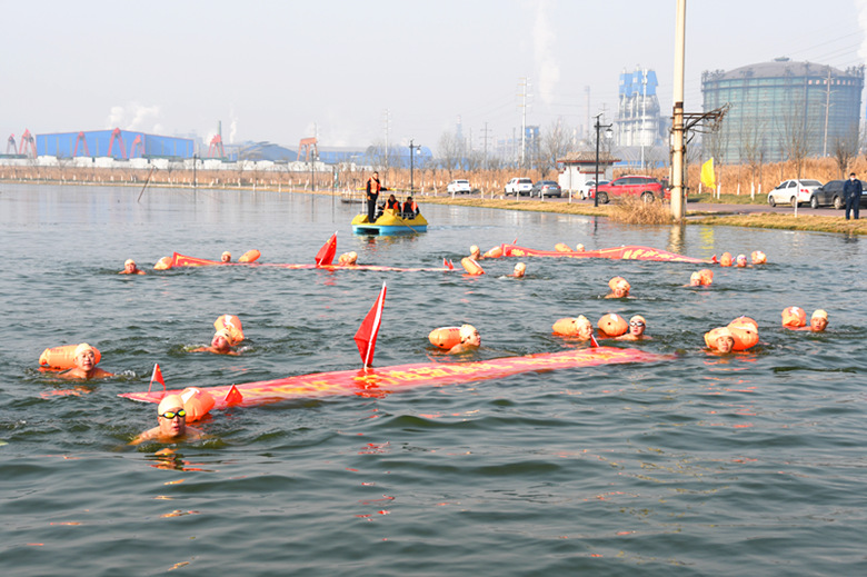 “晋南钢铁杯”冬泳挑战赛在太子湖举行