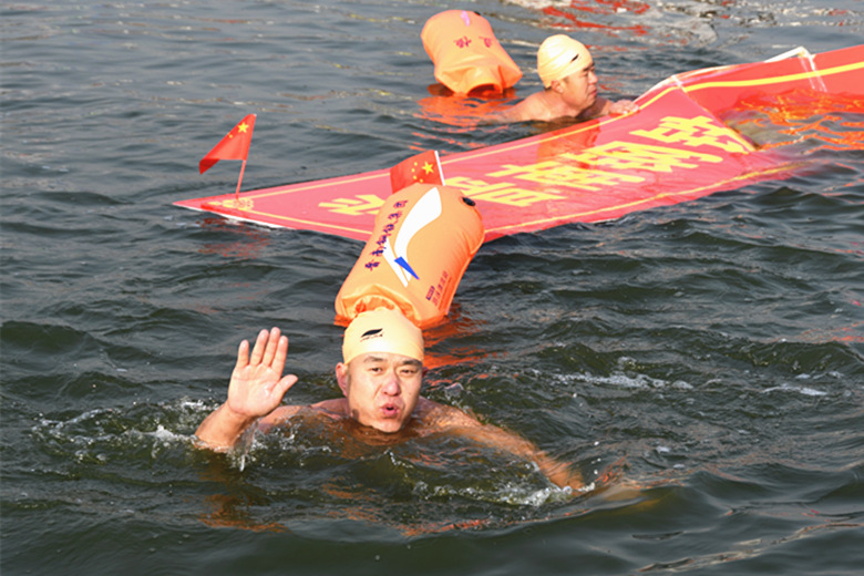 “晋南钢铁杯”冬泳挑战赛在太子湖举行