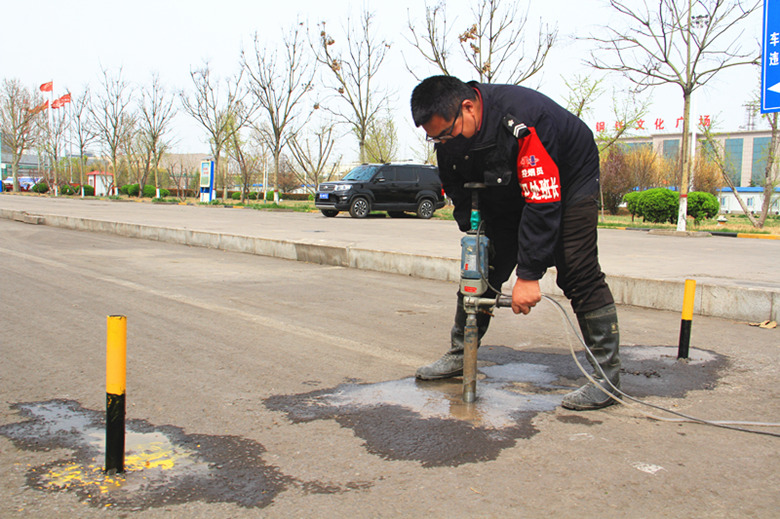 安装隔离桩 整治道路环境