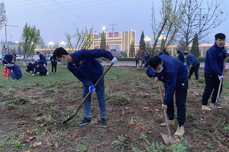 全员清理杂草 共建美丽环境